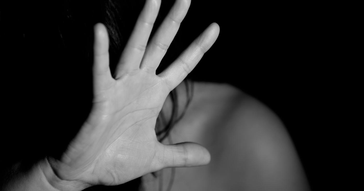 Grenelle violence conjugales - main d'une femme qui se protège et/ou dit stop - photo en noir et blanc