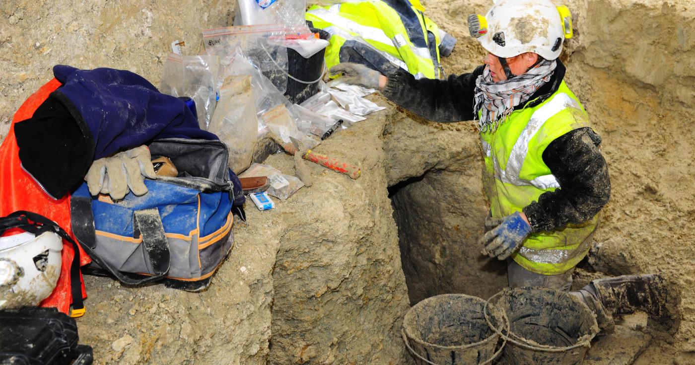 Fête de la science 2019 - stand archéologie départementale - archéologues fouillant le sol 
