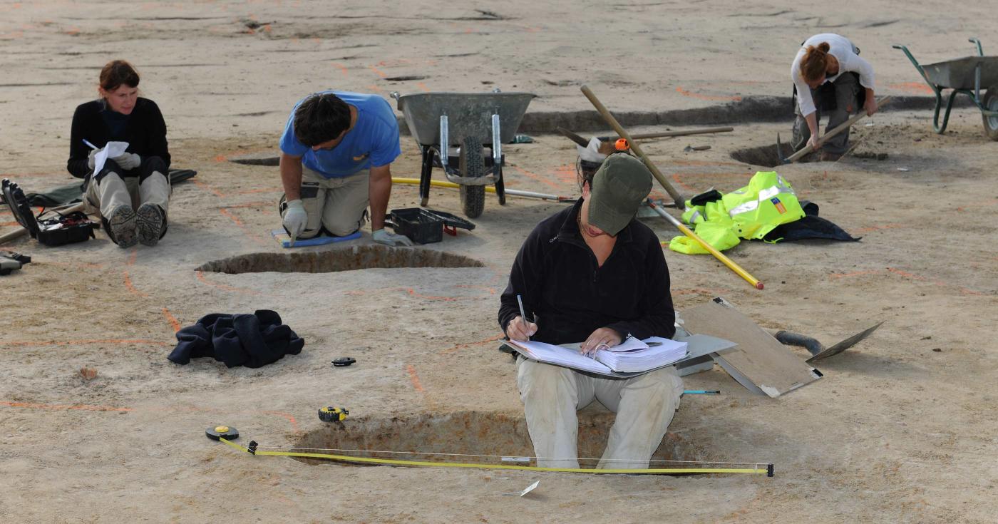 Fête de la science 2019 - archéologie départementale. Les archéologues du Département du Loiret fouillant le sol. 