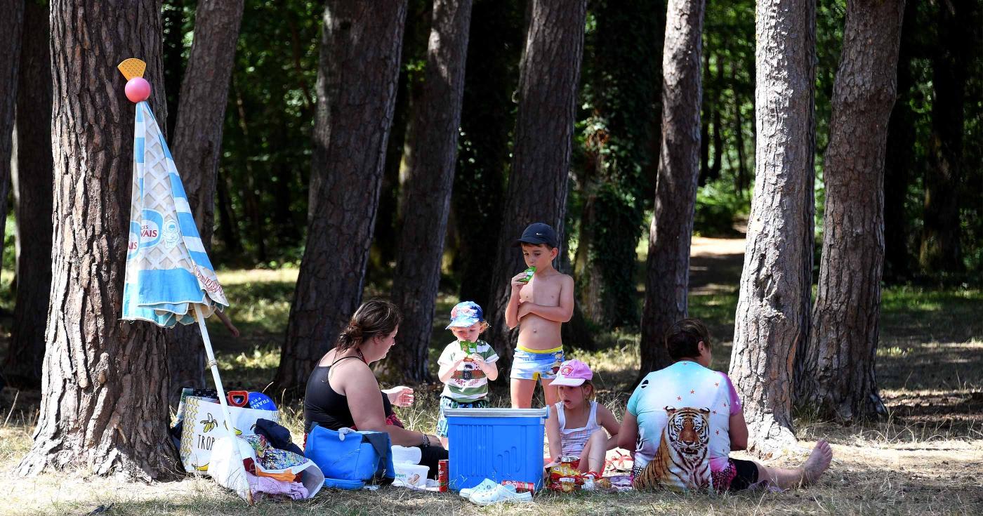 Budget participatif 2019 - L'étang de la vallée - famille pique-niquant à l'ombre des arbres