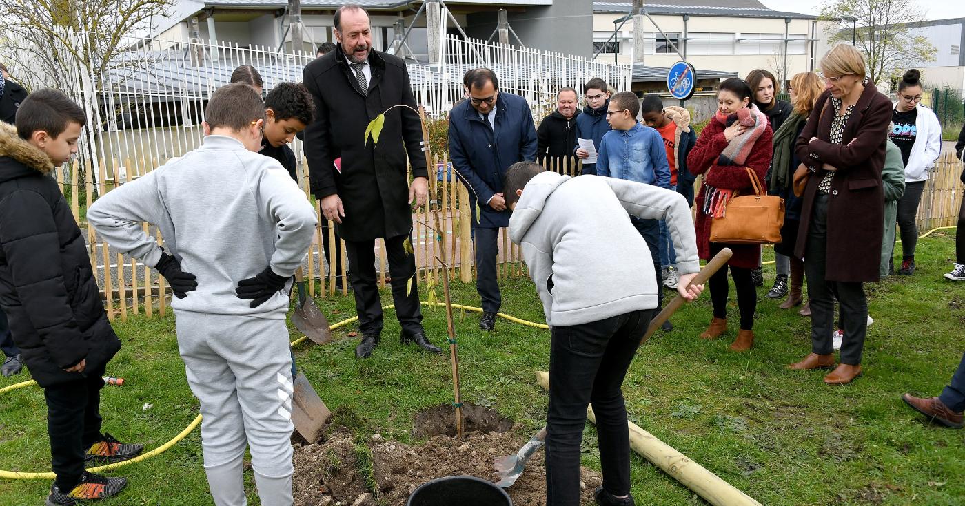 Plantation arbres collège Max-Jacob Saint-Jean-de-la-Ruelle