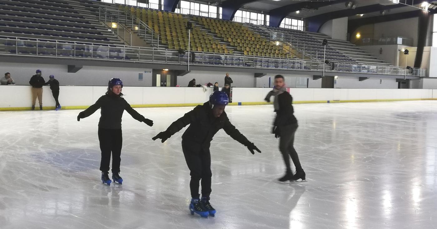 Les jeunes mineurs non accompagnés sur la glace de la patinoire d'Orléans avec leur entraîneur