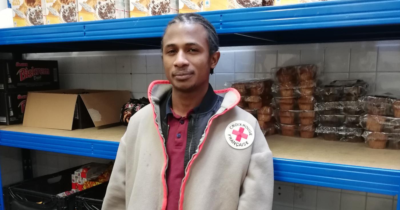 Boubacar, mineur non accompagné en stage à l'aide alimentaire de la Croix-Rouge