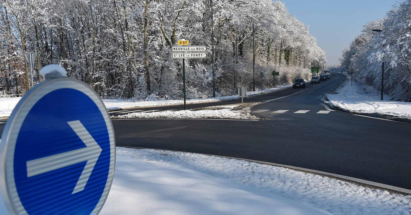 Viabilité hivernale - Panneau flèche et direction Neuville-aux-Bois