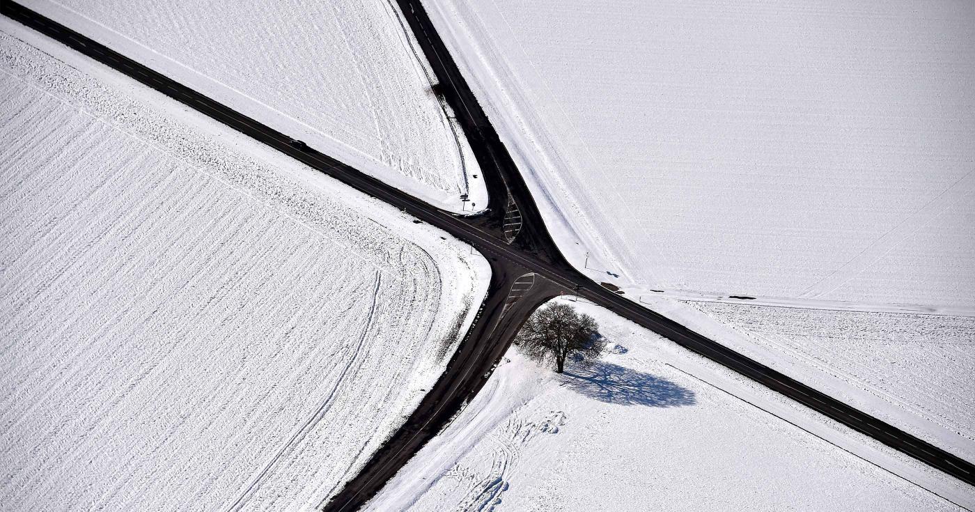 Viabilité hivernale - Croisement de deux routes vues d'hélico