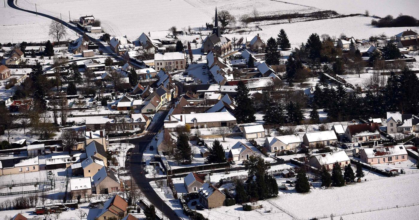 Viabilité hivernale - Village sous la neige vu d'hélico