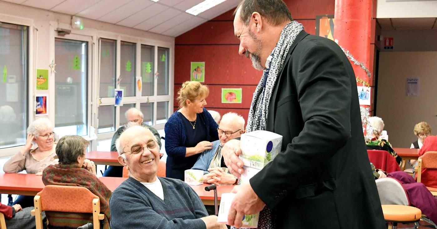 Les élus font leur marathon ! Marc Gaudet distribue des chocolats aux personnes âgées