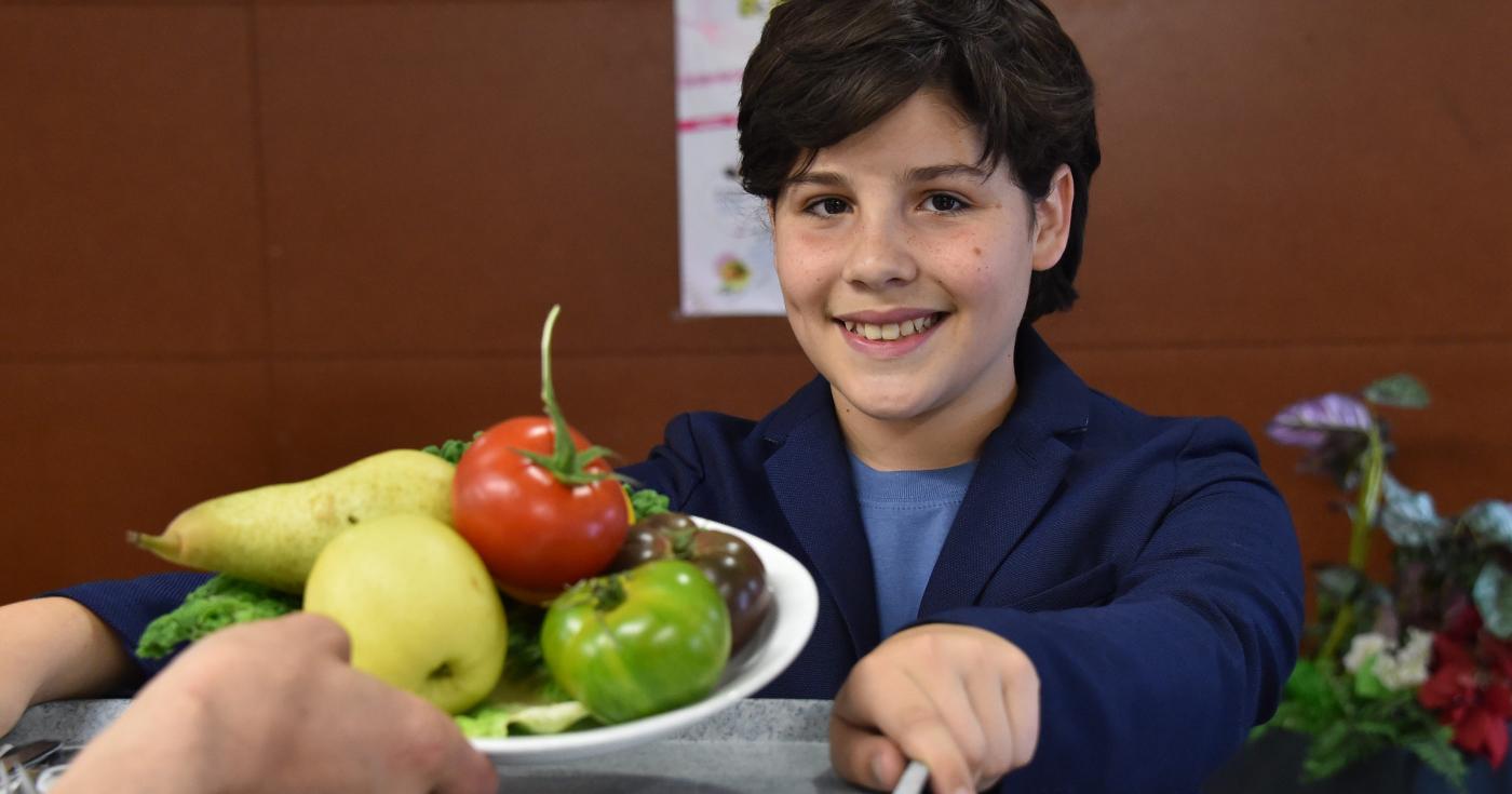 Approlocal - plateau de cantine avec assiette et fruits