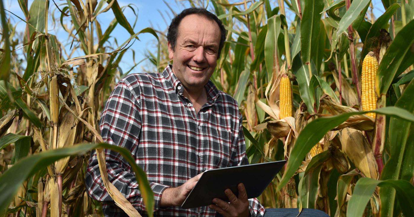 Approlocal - agriculteur avec tablette