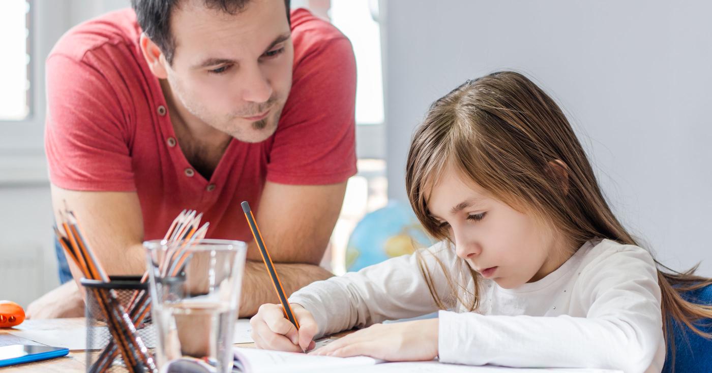 L'éducation au bout de la souris - père aidant sa fille à faire ses devoirs