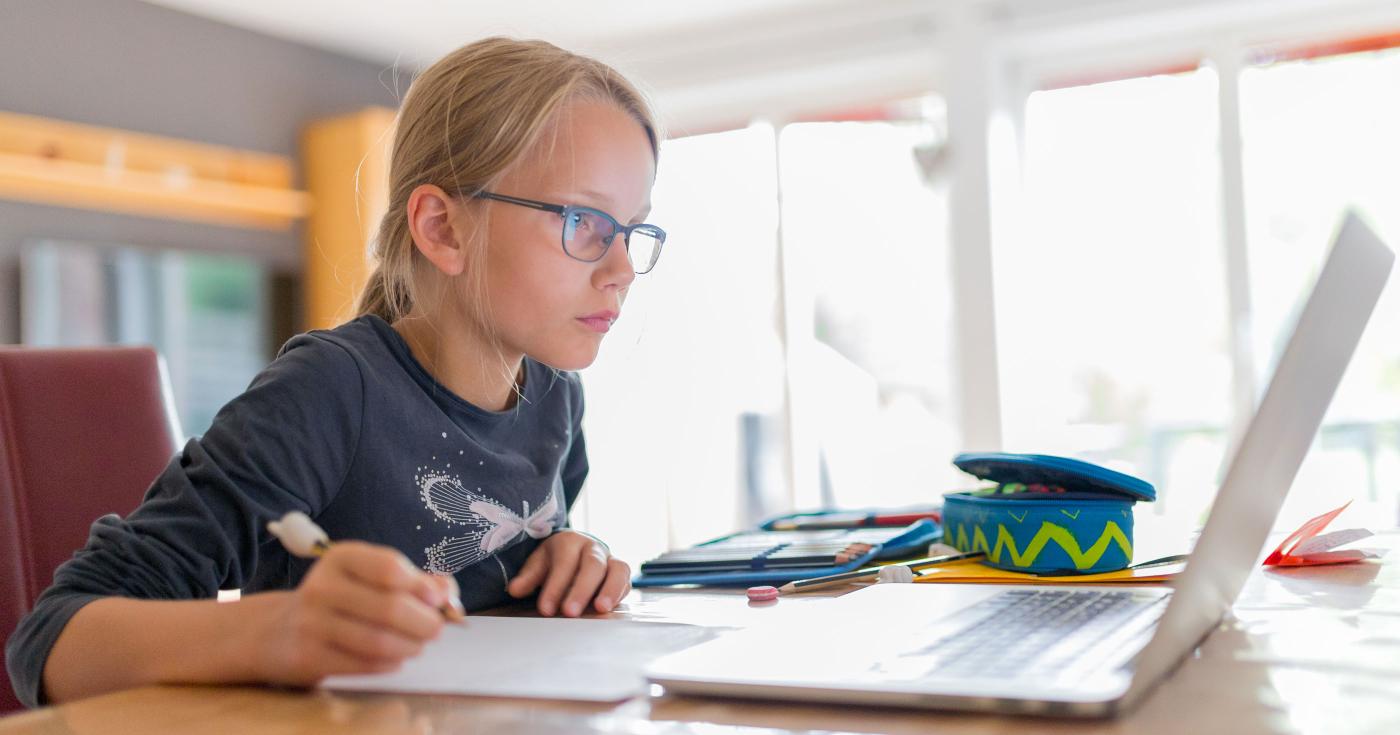L'éducation au bout de la souris - fillette seule devant son ordinateur et faisant ses devoirs