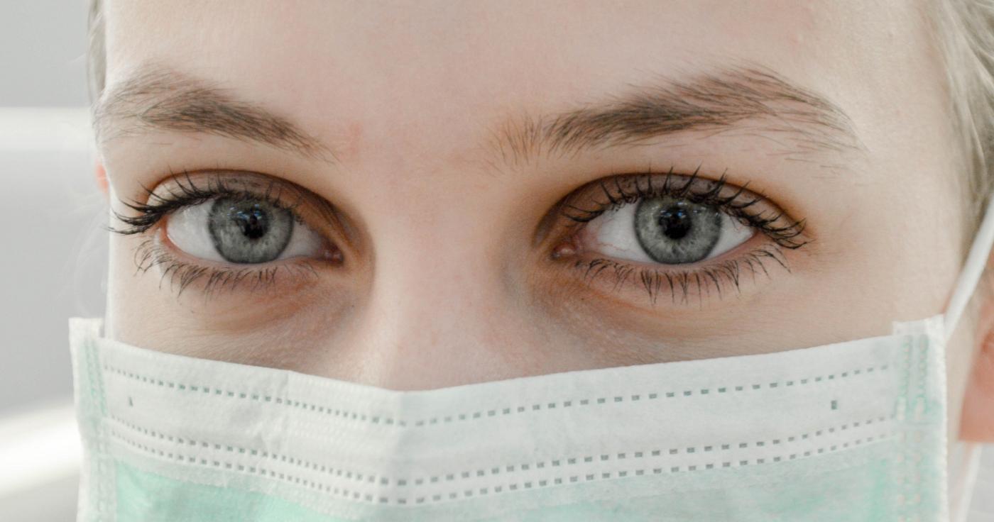 Femme portant un masque médical