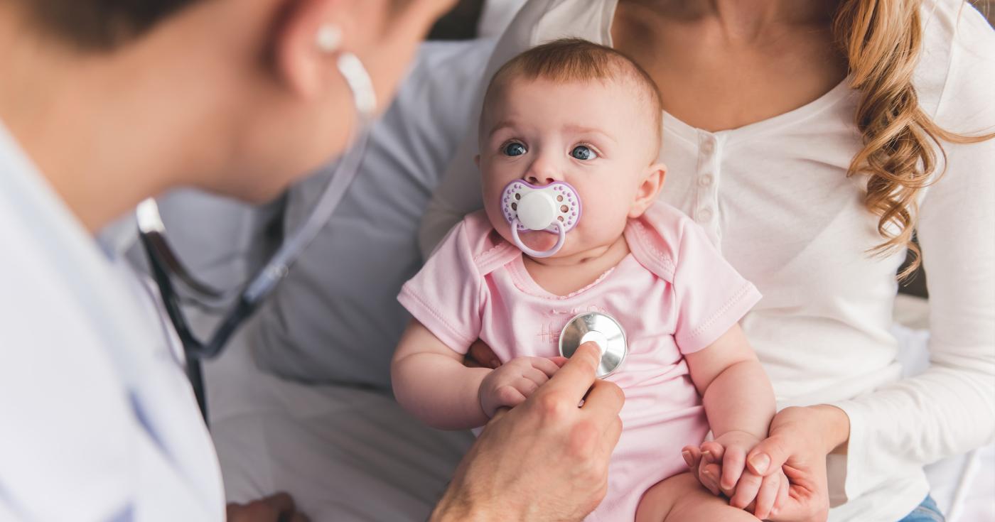 Le Département mobilisé pour la santé des Loirétains - PMI - médecin homme + bébé + mère