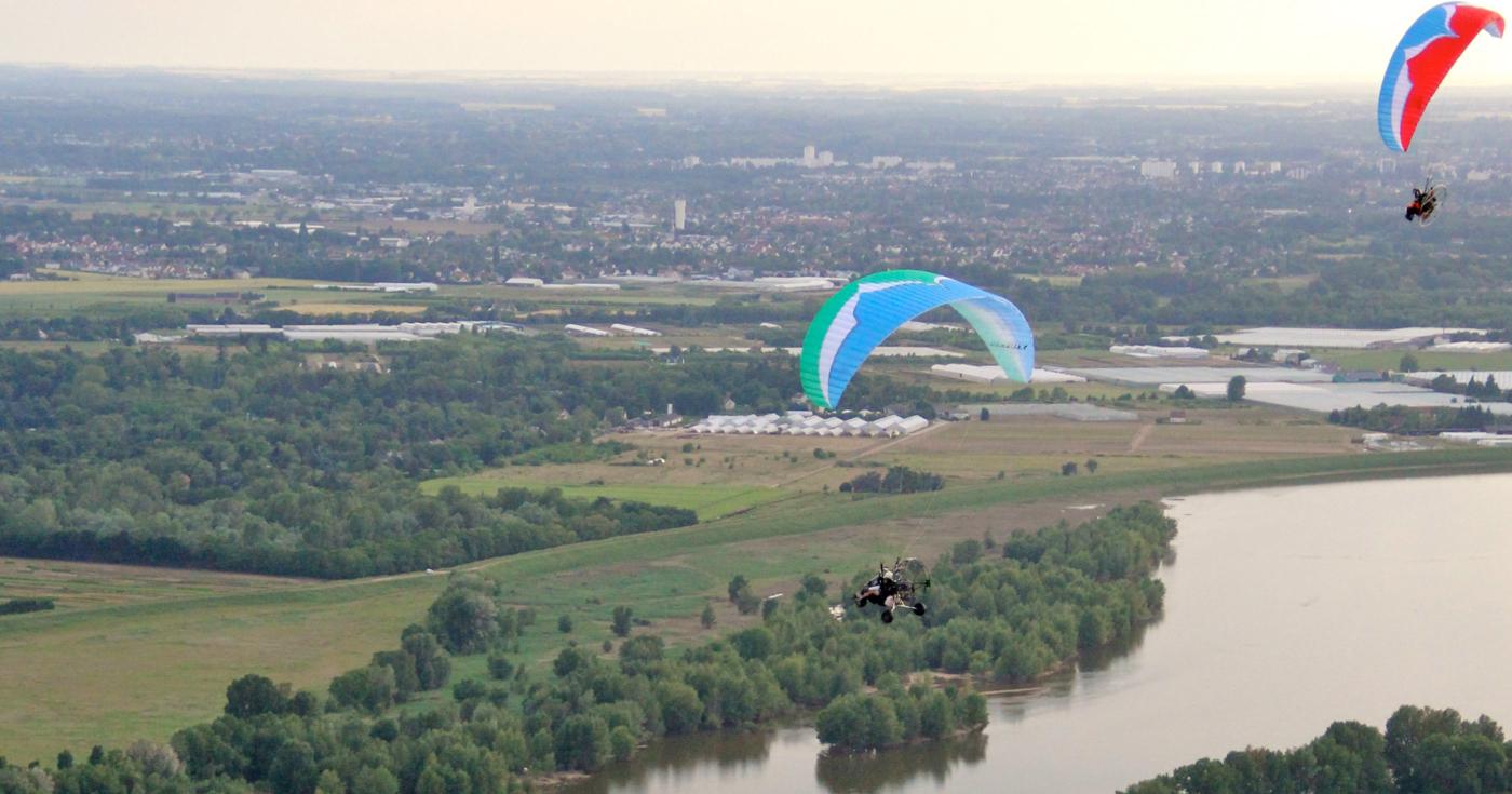 Autant on emporte le vent - paramoteur 5 - 2 paramoteurs survolant la Loire