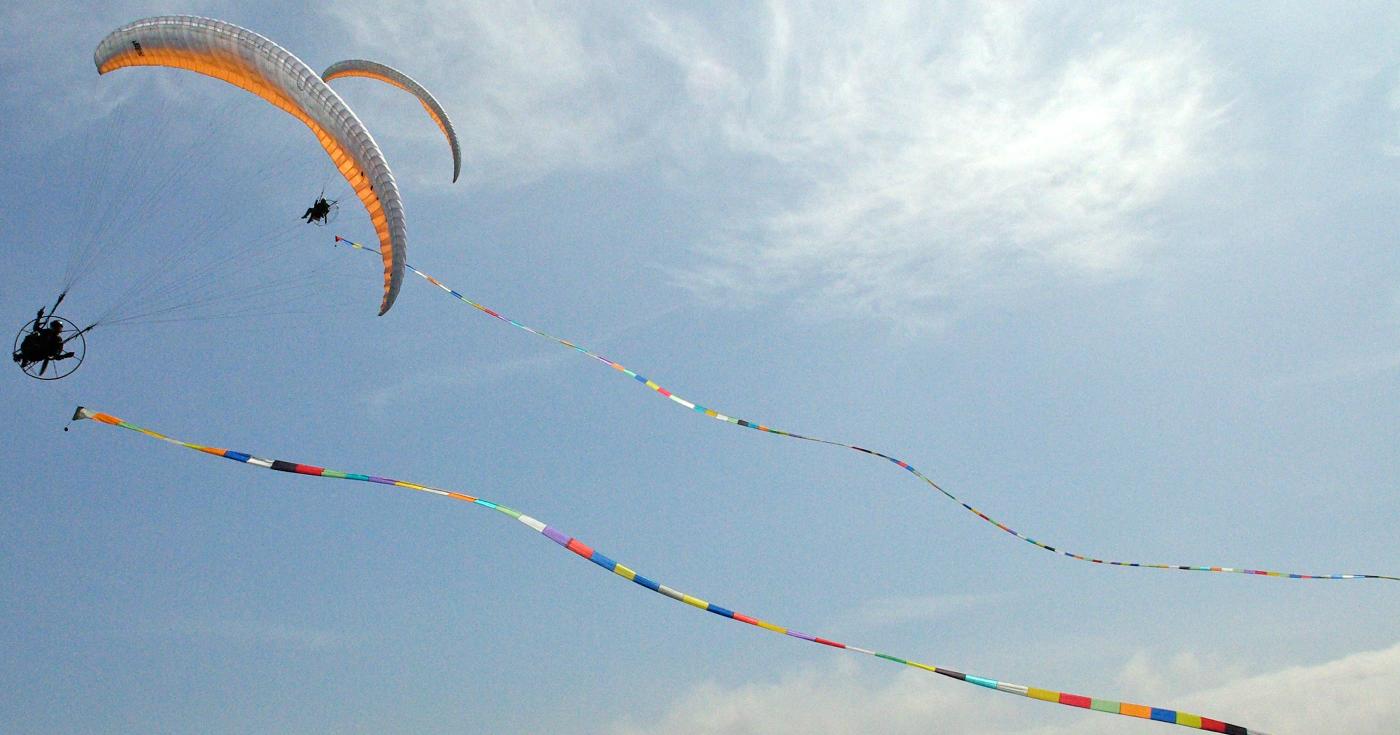 Autant on emporte le vent - paramoteur 6 - 2 paramoteurs volant avec décorations type ruban