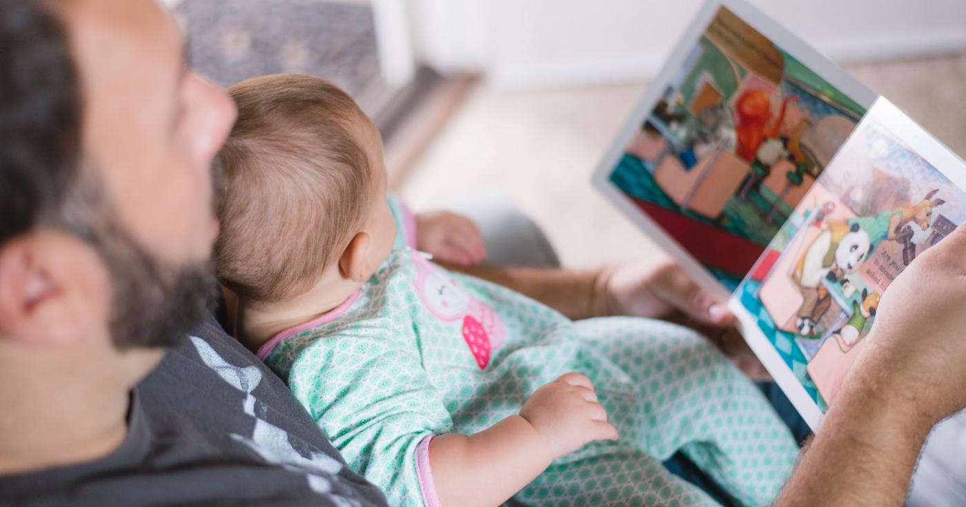 Un parent lisant un livre à son bébé