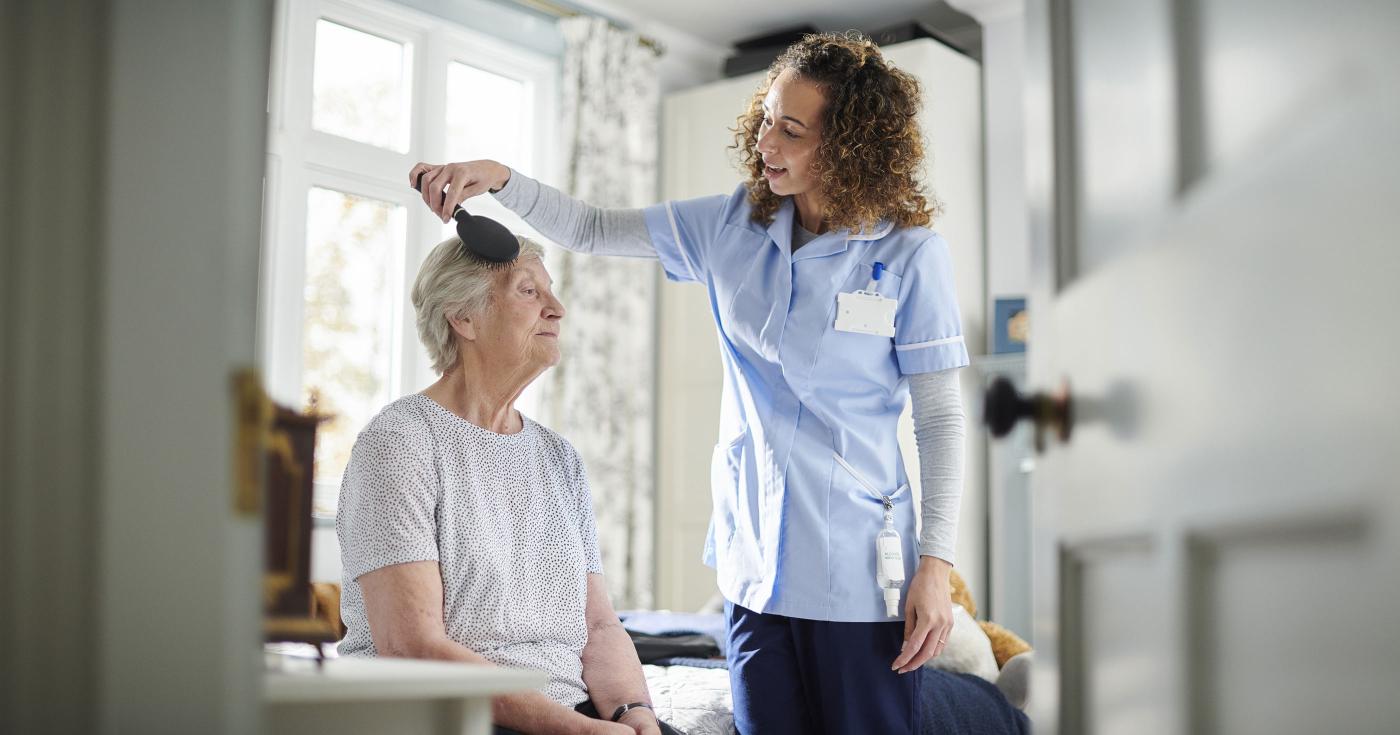 Augmentations des indemnités horaires des aides à domicile - aide ménagère coiffant une personne âgée