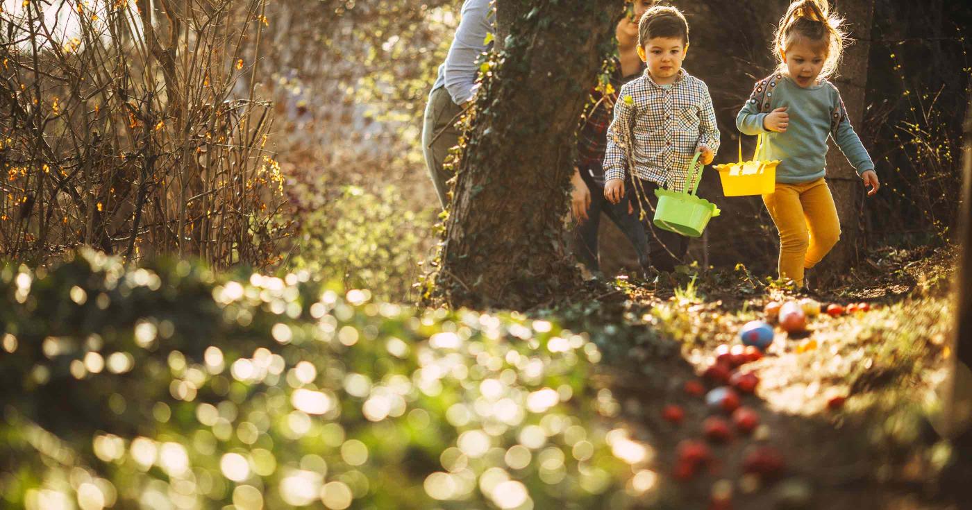 La vie dans un foyer de l'enfance - enfants ramassant des œufs de Pâques