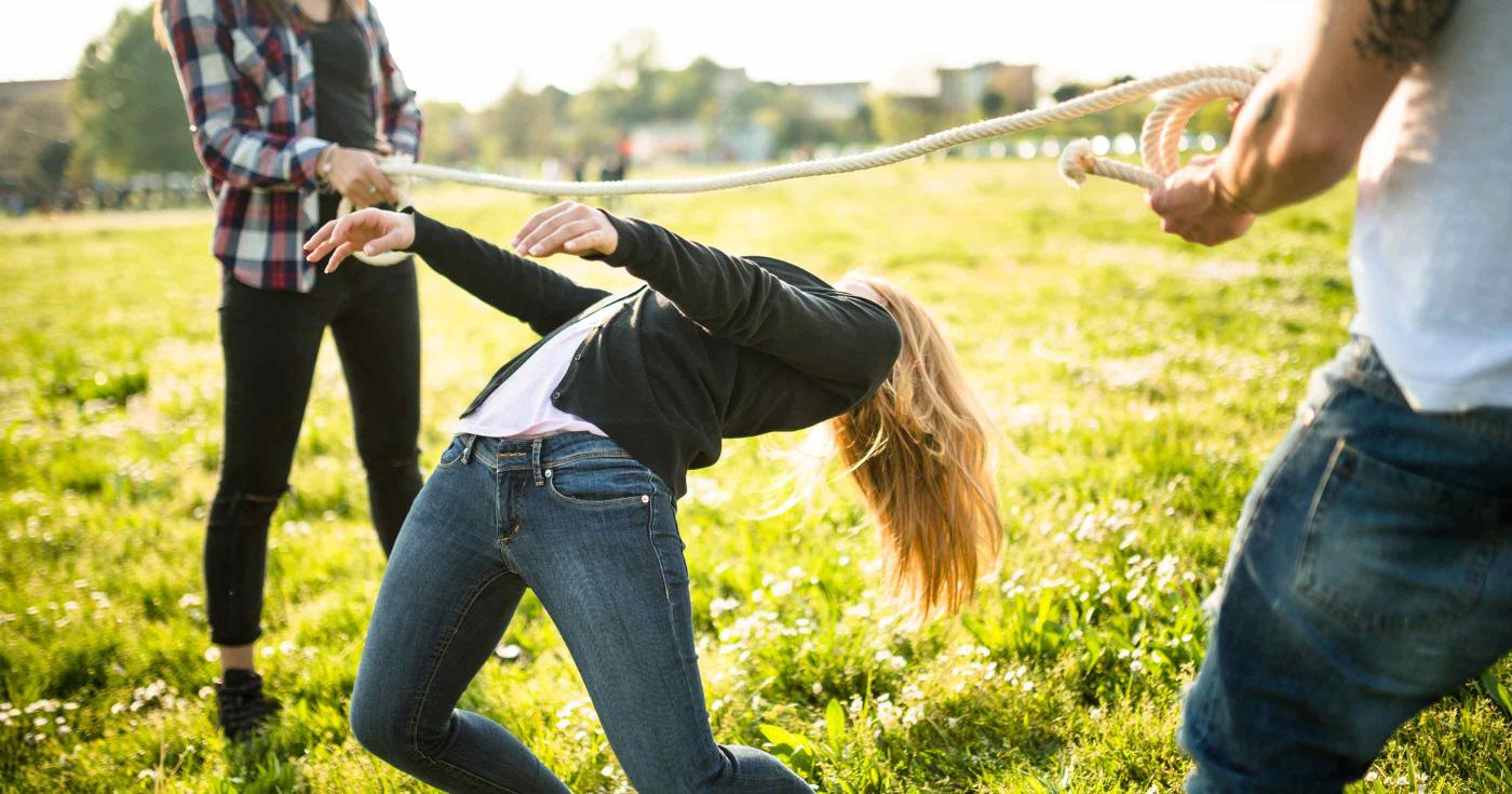 La vie dans un foyer de l'enfance - jeunes jouant à passer sous une corde