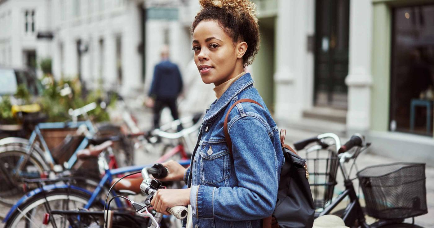 Tous en selle avec geovelo ! Jeune femme - vélo en ville