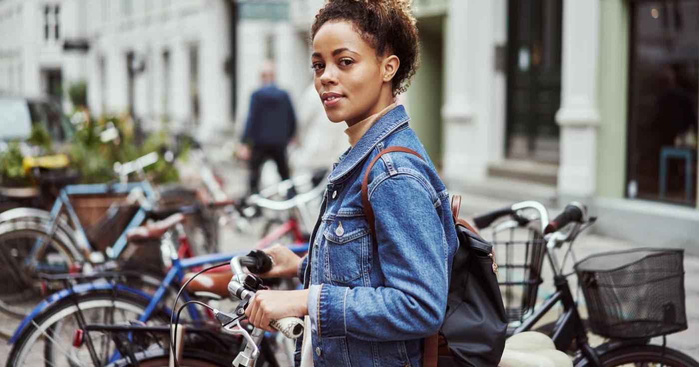 Bilan carbone - Jeune femme et son vélo