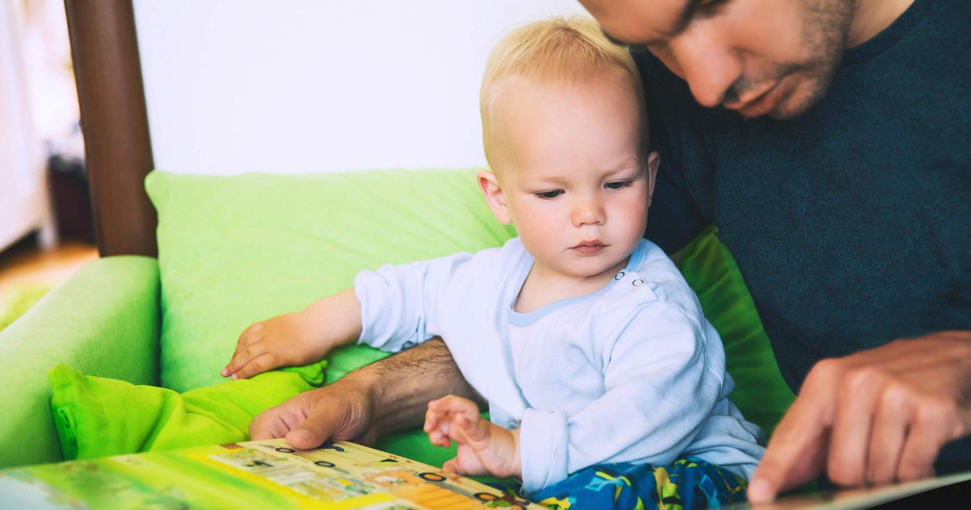 1001 mots L'importance des mots dès le plus jeune âge - père lisant avec son bébé