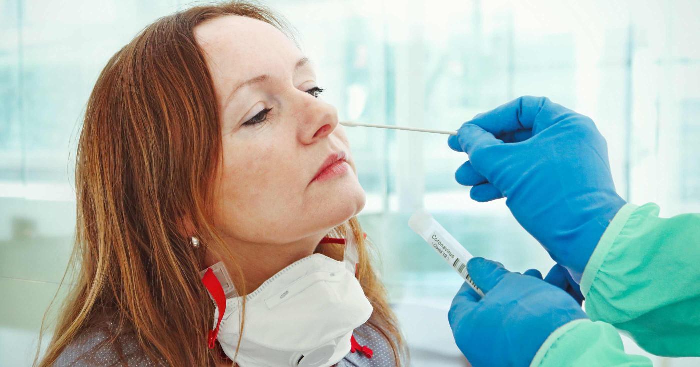 Testez-vous dans le Loiret ! Test réalisé par prélèvement nasal sur une dame