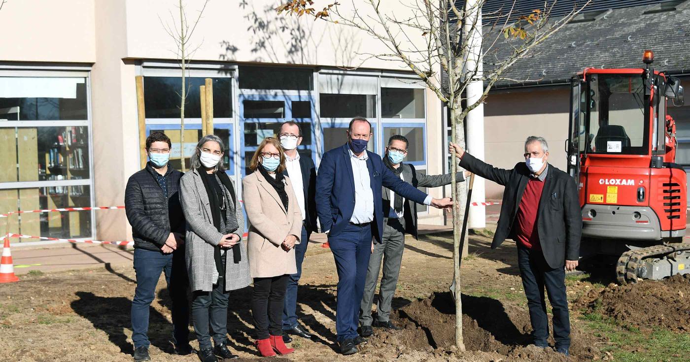 Loiret : les collèges s'habillent de vert - Marc Gaudet et les élus devant un arbre planté