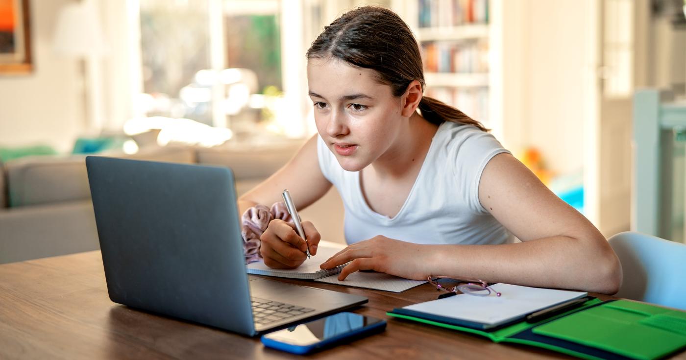 Collégienne devant son ordinateur