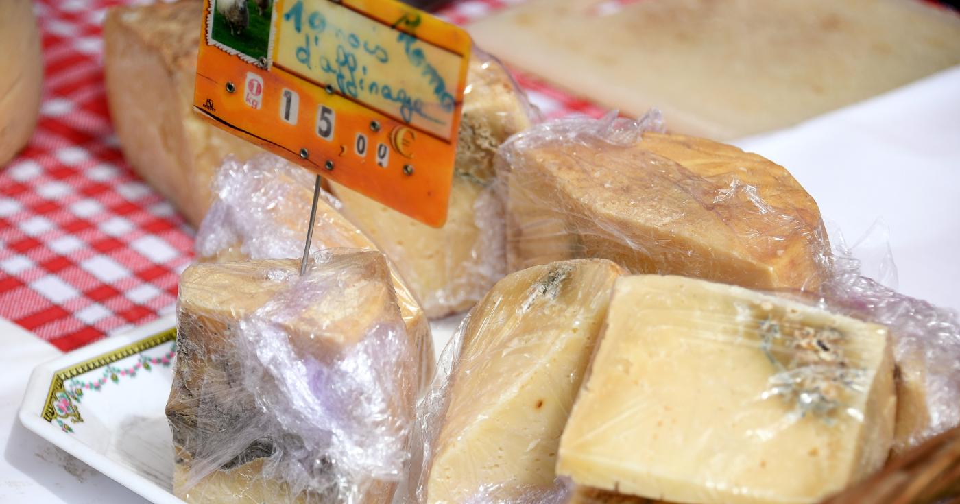 Vente de fromage loirétain sur un marché