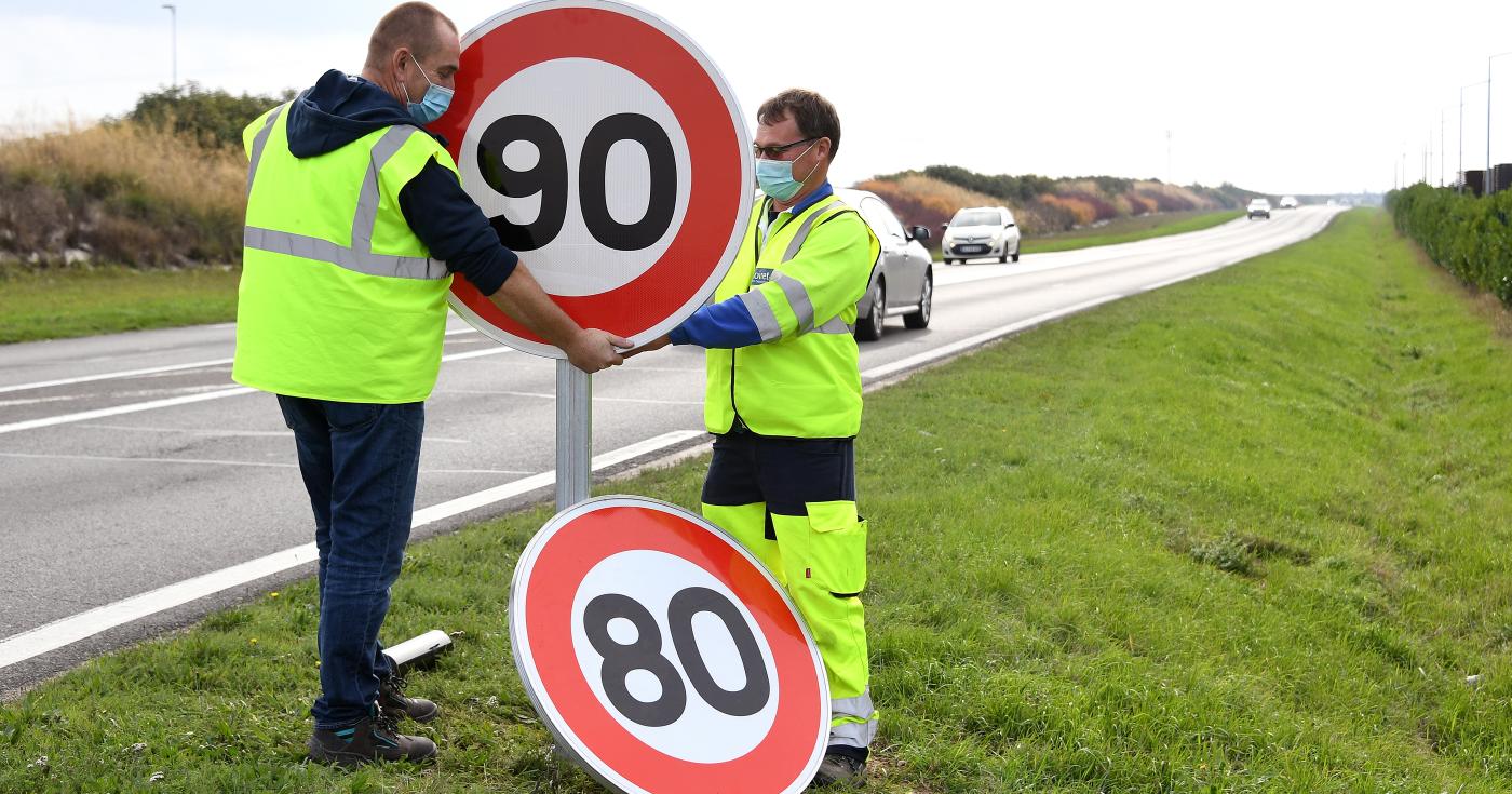 Remplacement des panneaux de signalisation 80 km/h par des panneaux 90 km/h