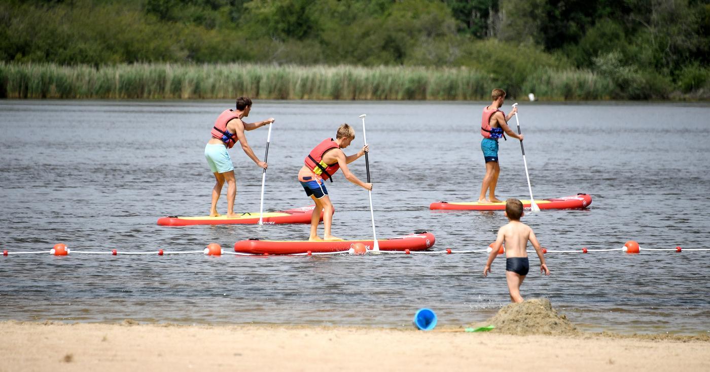 Personnes faisant du paddle sur l'étang de la Vallée