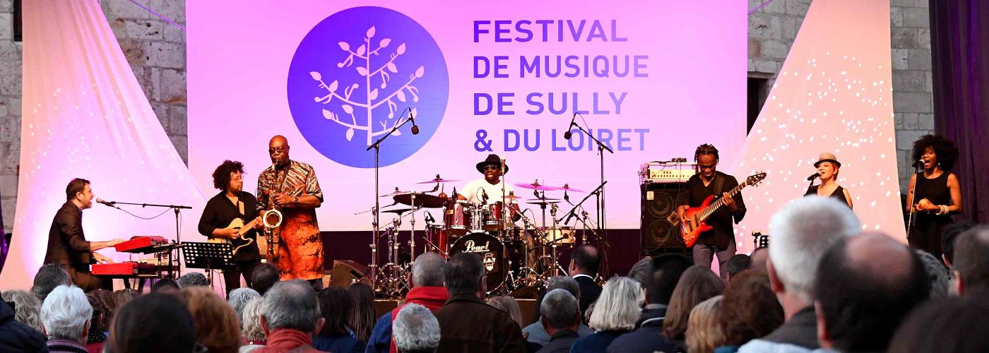 Photo de la scène du Festival de Sully avec des musiciens pendant un concert