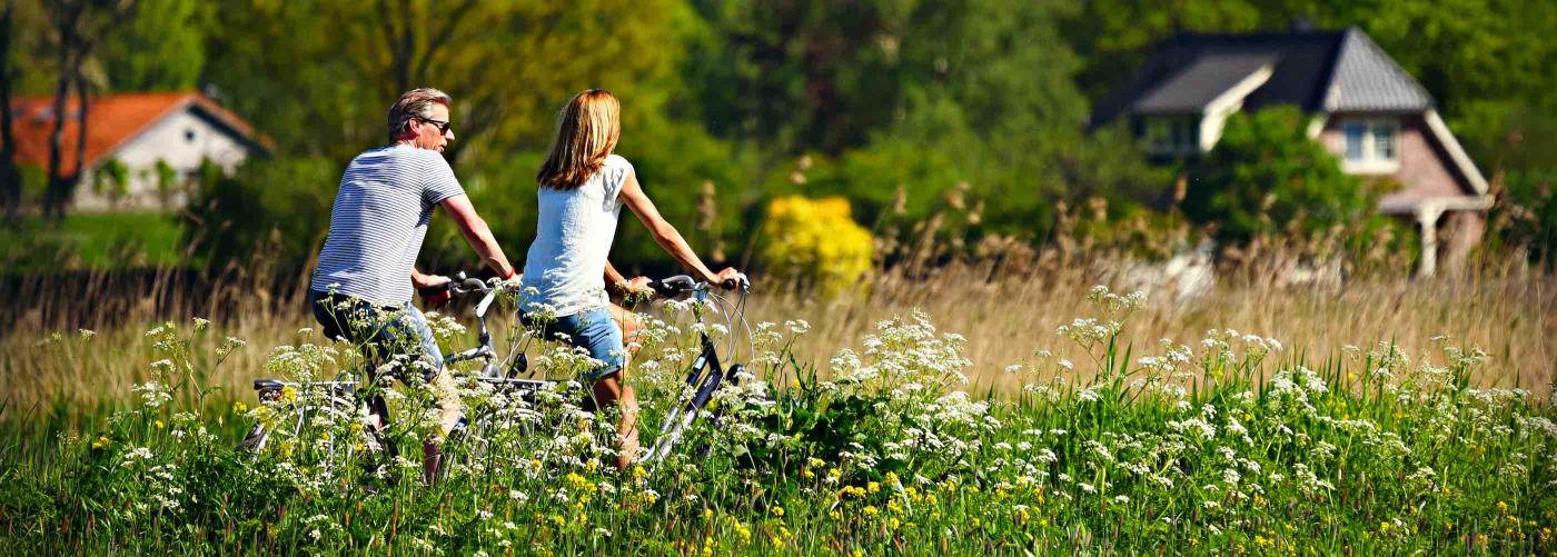 Image générique sur le vélo avec deux persinnes à vélo dans la campagne