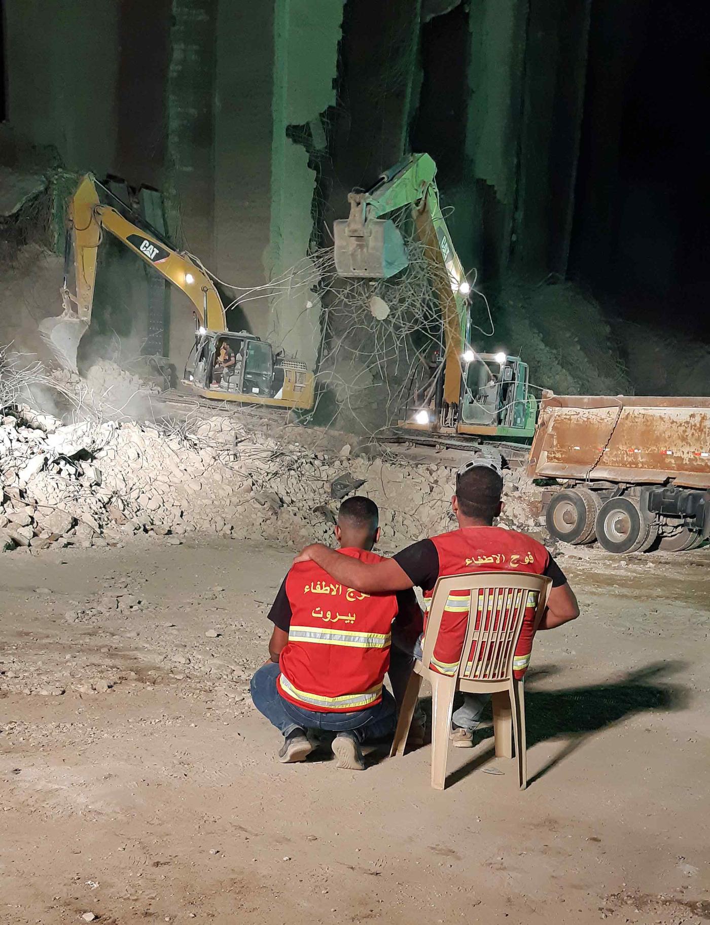 Témoignage de deux pompiers loirétains de retour de Beyrouth -Deux sapeurs-pompiers enlacés