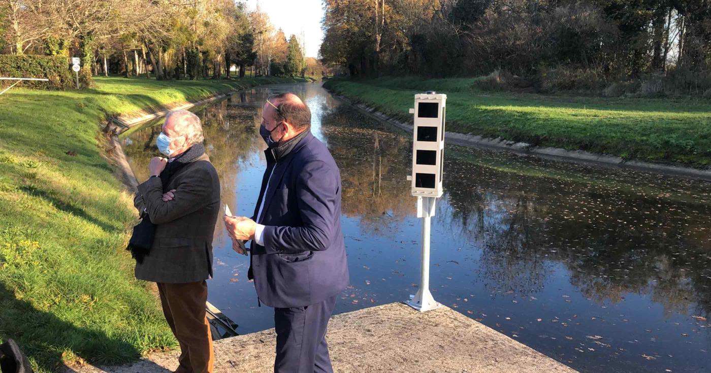 Canal d’Orléans : des capteurs améliorent le système d’alerte aux crues - le président Marc Gaudet et M. Touchard devant un capteur