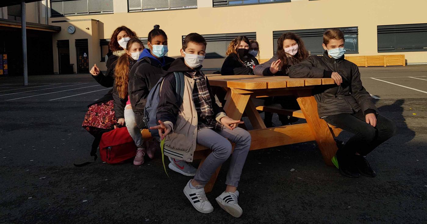 Collège de Ferrières : la mise en œuvre du premier budget participatif collège a débuté  - élèves + prof à table 1 