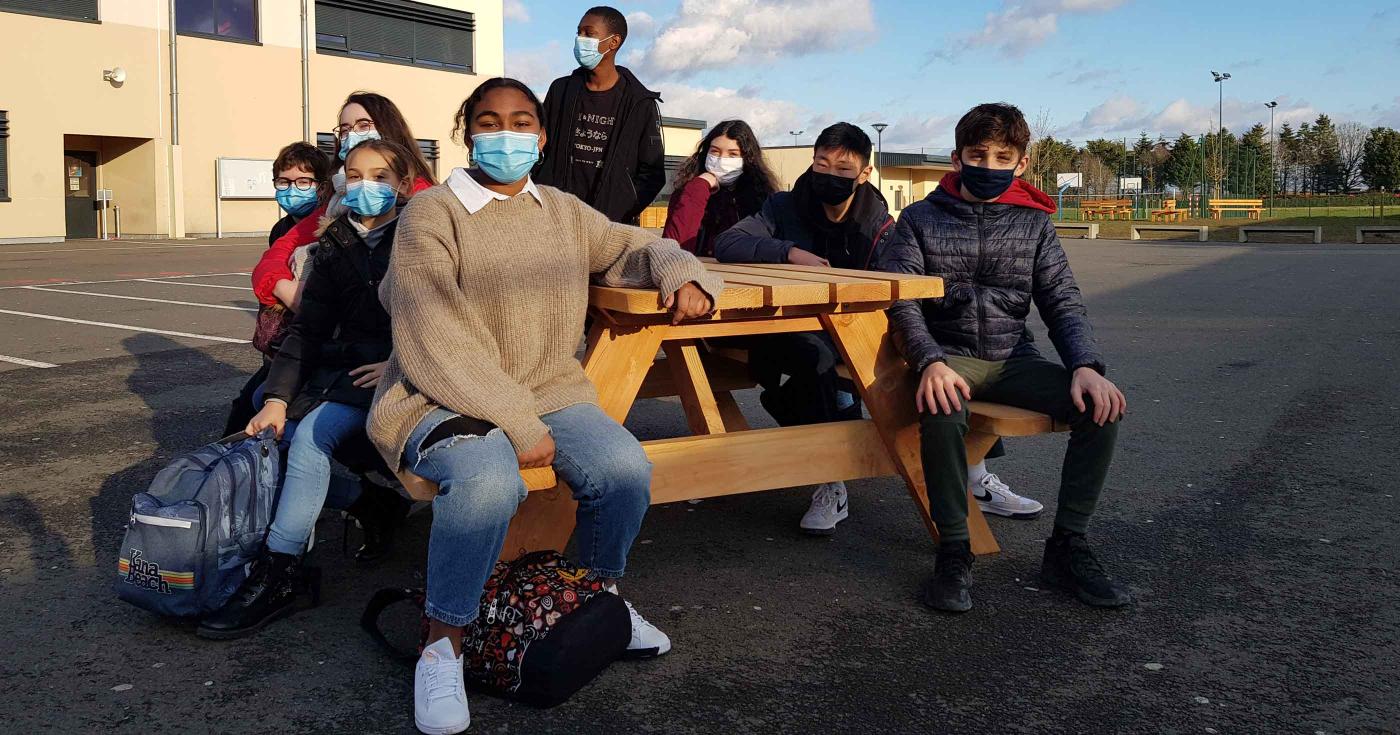 Collège de Ferrières : la mise en œuvre du premier budget participatif collège a débuté  - élèves à table 1 