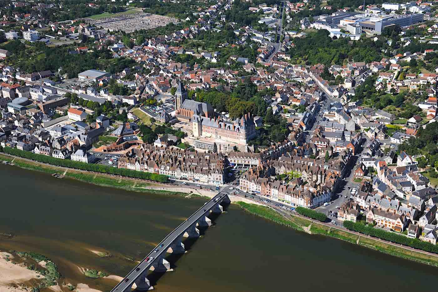 Vue aérienne de Gien avec son château