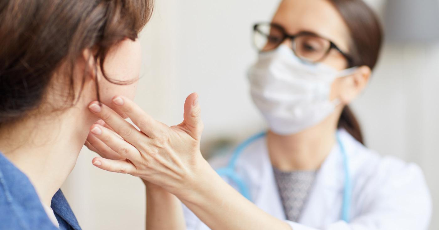 Le Département du Loiret accompagne les étudiants et professionnels de la santé - médecin examinant une patiente