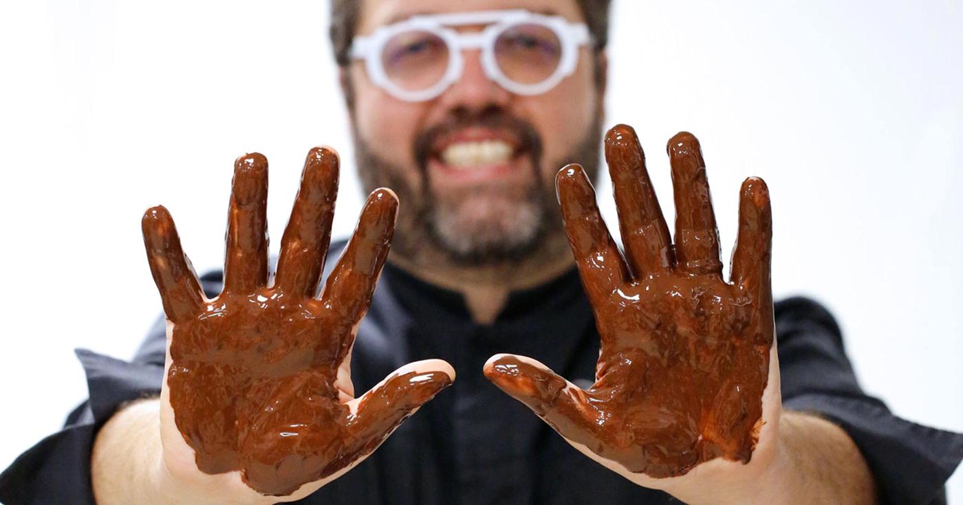« Je m’en food » : le baroud de deux Orléanais pour les artisans locaux - Papion avec les mains pleines de chocolat