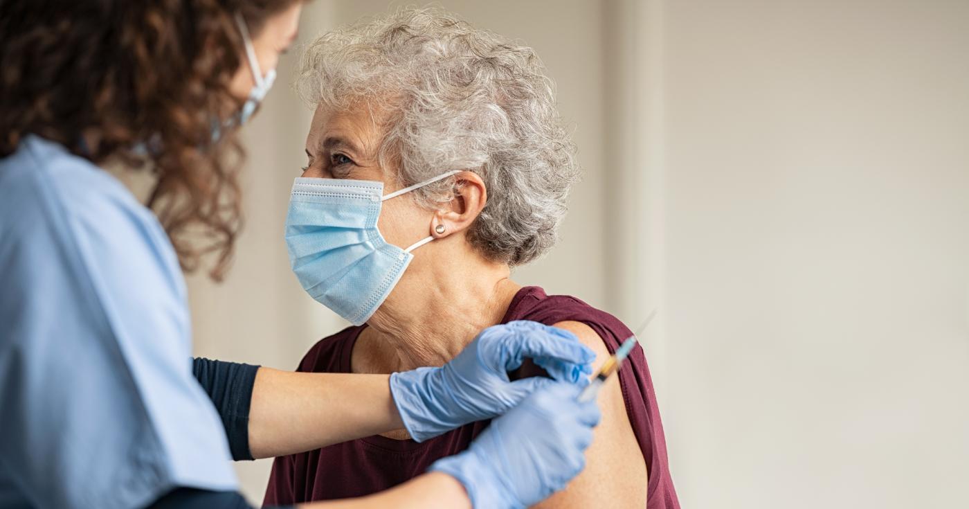 Image générique avec une personne âgée qui se fait vaccinervaccination