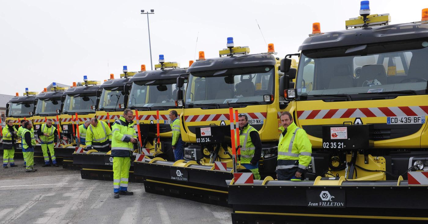 Viabilité hivernale - Plusieurs camions avec équipe