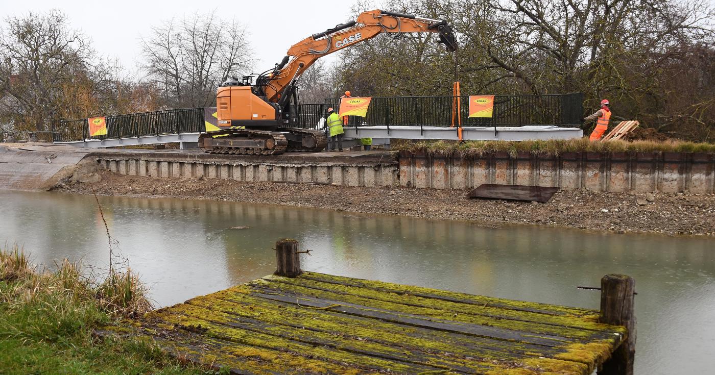 Pose d'une passerelle sur l'itinéraire de La Loire à vélo à Beaulieu-sur-Loire