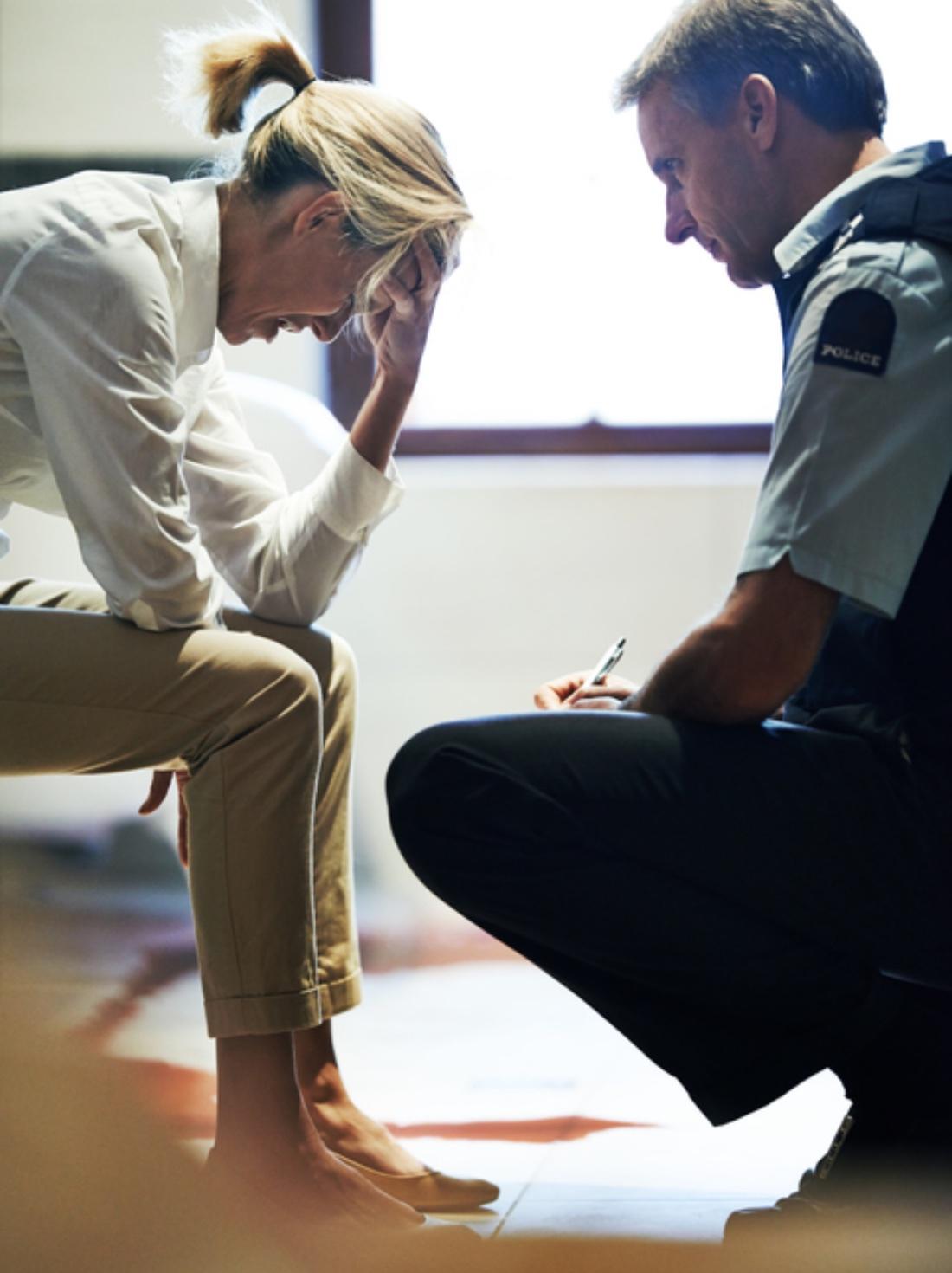 Pour que cessent les violences intrafamiliales - femme et policier