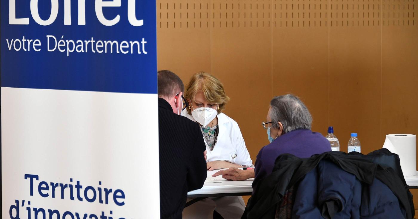 Vaccination itinérante : 960 Loirétains, ayant déjà reçu la 1re injection, grâce au Département, reçoivent la seconde  - médecin recevant une personne âgée