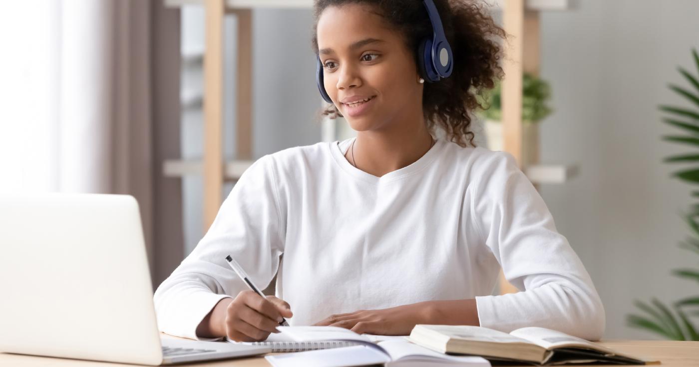 Collégienne suivant un cours à distance sur son ordinateur