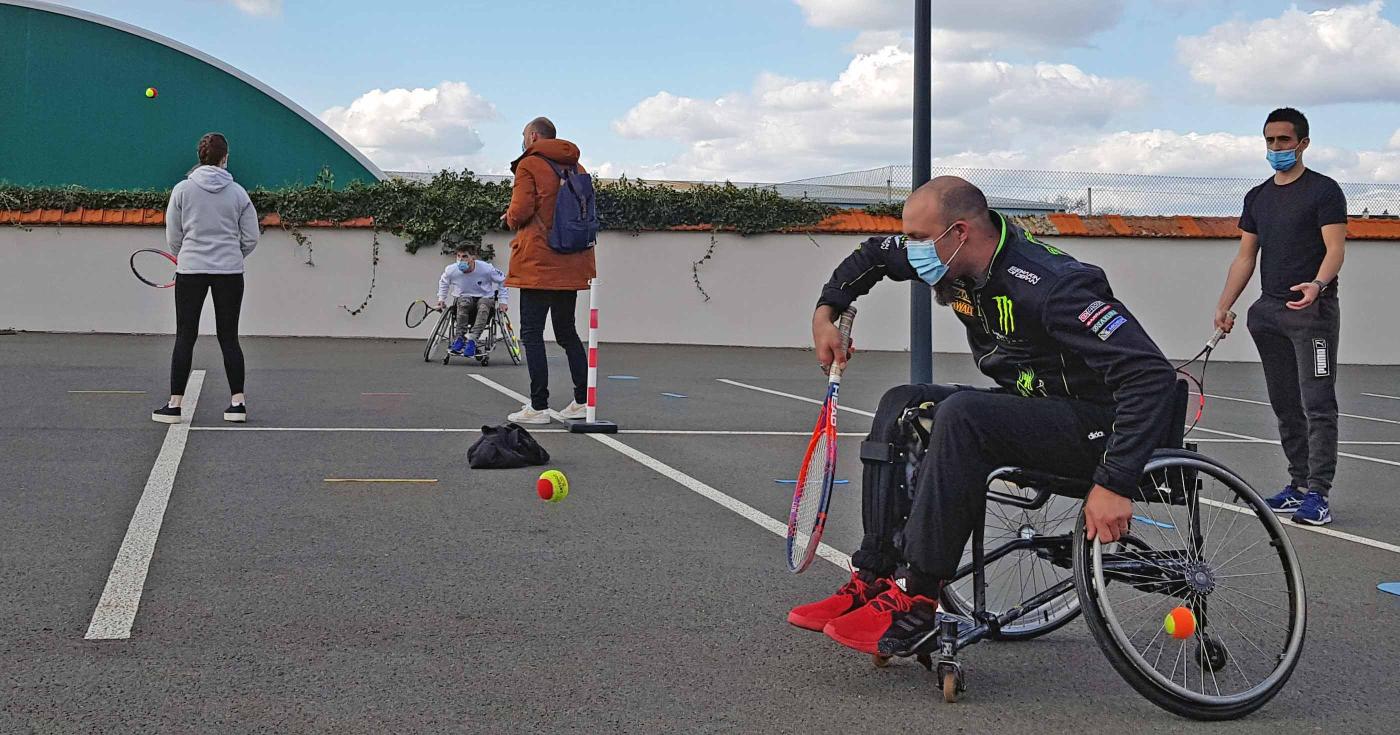 Loiret : le paratennis à l’honneur lors d’une séance de découverte au centre Les coteaux - les résidents jouent