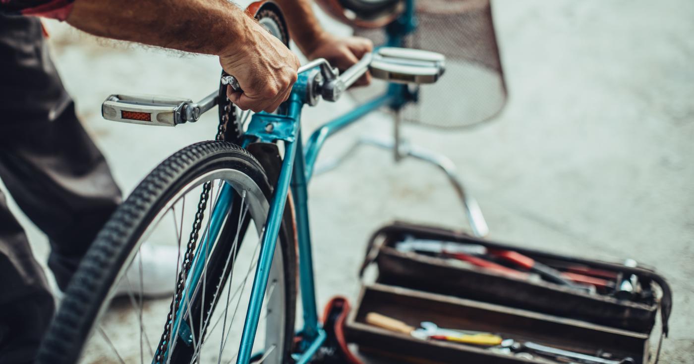 Homme réparant un vélo