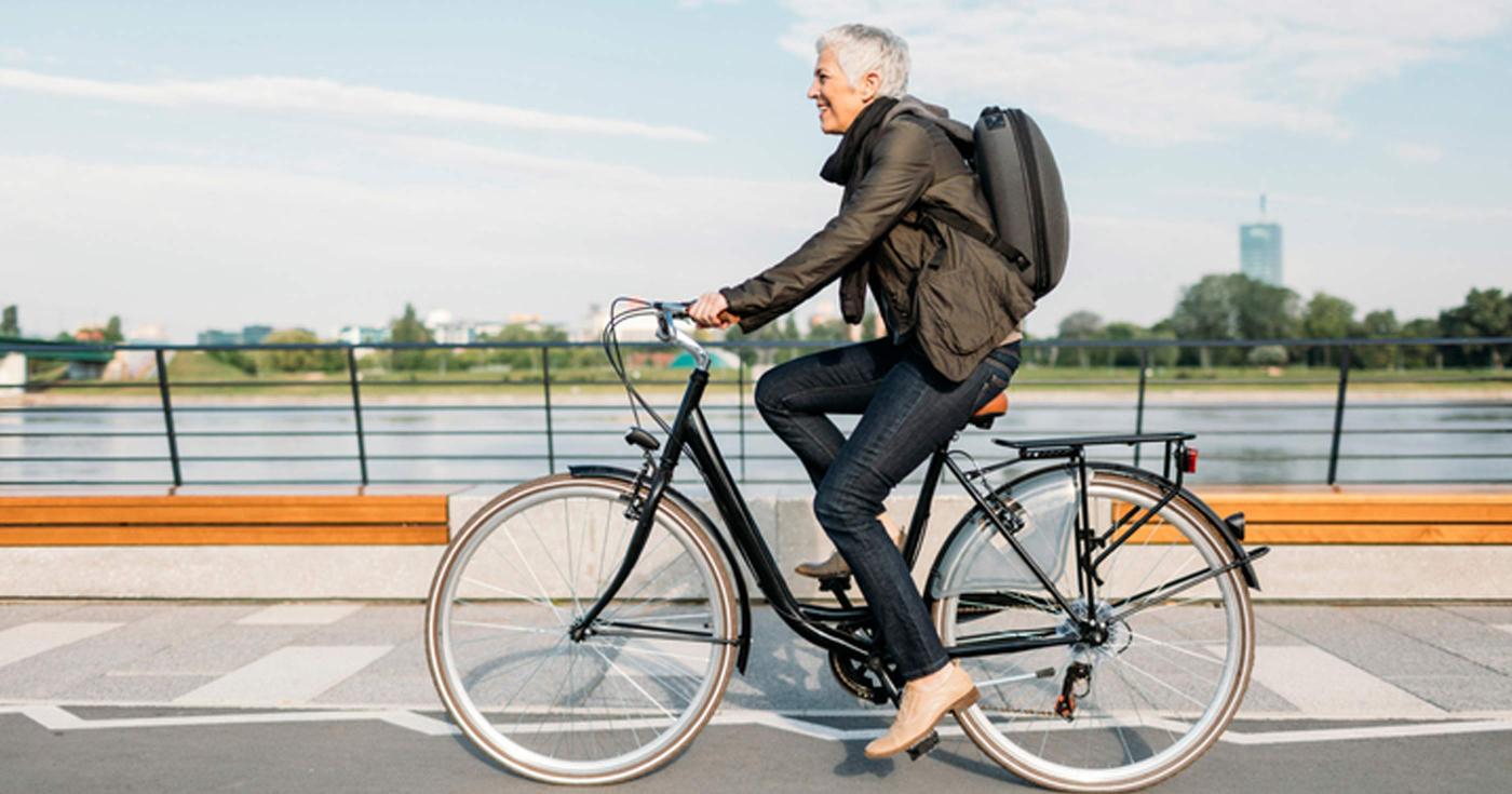 Au boulot à vélo ! femme sur vélo